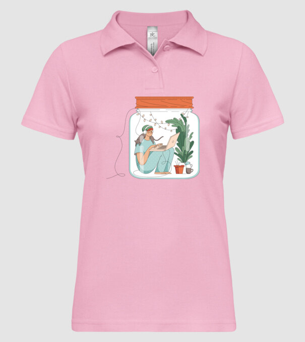 Fată Social Distancing model roz deschis pe tricou
