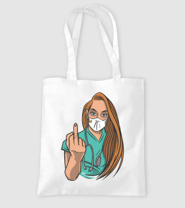 Asistentă medicală arată degetul model alb pe tricou