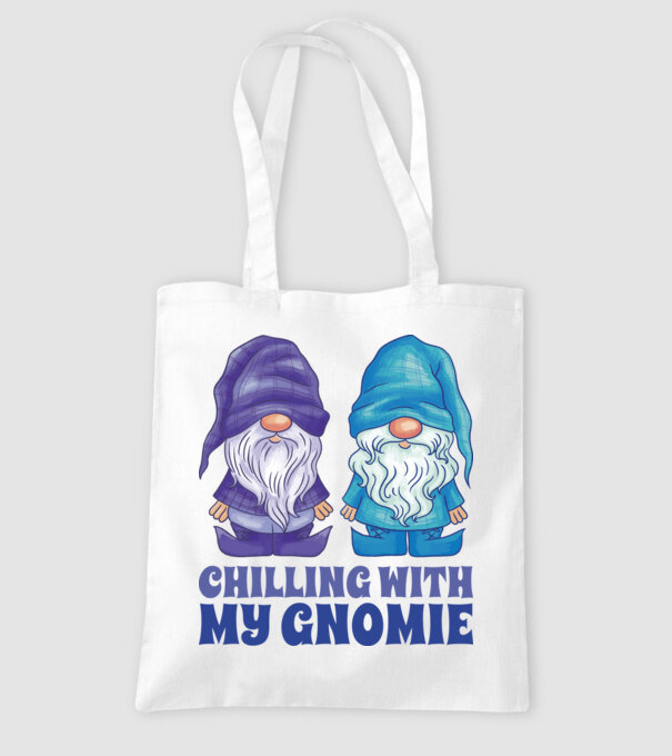 Chilling with my Gnomie model alb pe tricou