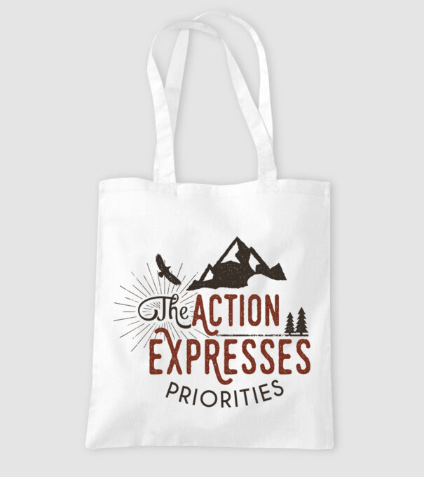 The action expresses priorities model alb pe tricou