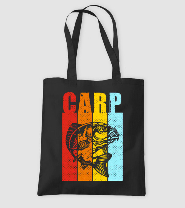 Carp Pescuit model negru pe tricou