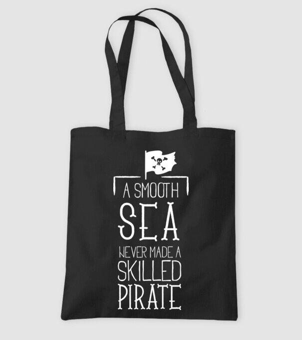 A Smooth Sea never made a skilled Pirate model negru pe tricou