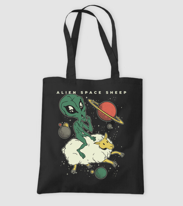 Alien În spațiu model negru pe tricou