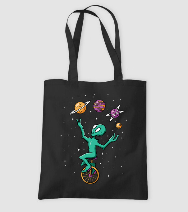 Jongler Alien model negru pe tricou