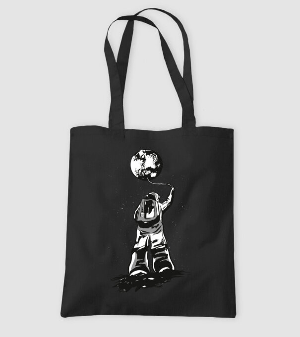 Astronaut Lună model negru pe tricou