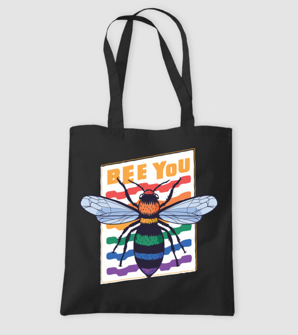 Bee You Pride model negru pe tricou