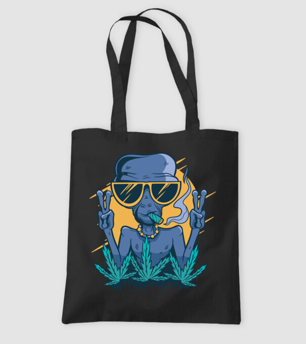 Alien drogat model negru pe tricou