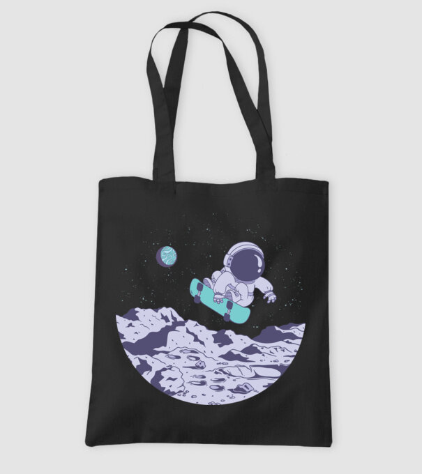 Astronaut Skateboarder model negru pe tricou