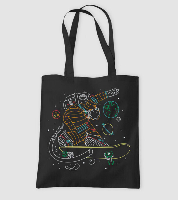 Astronaut Skateboarder model negru pe tricou