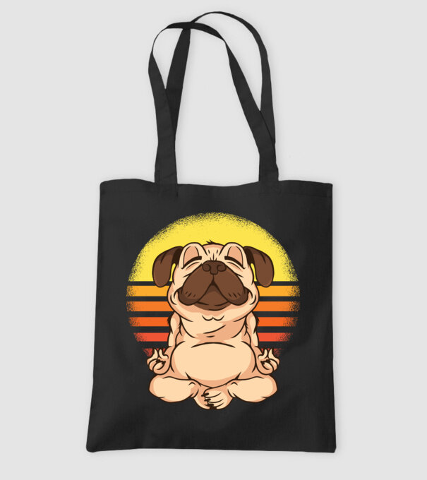 Mops Yoga tricou model negru pe tricou