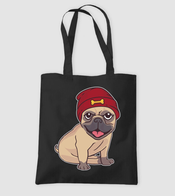 Mops cu șapcă model negru pe tricou