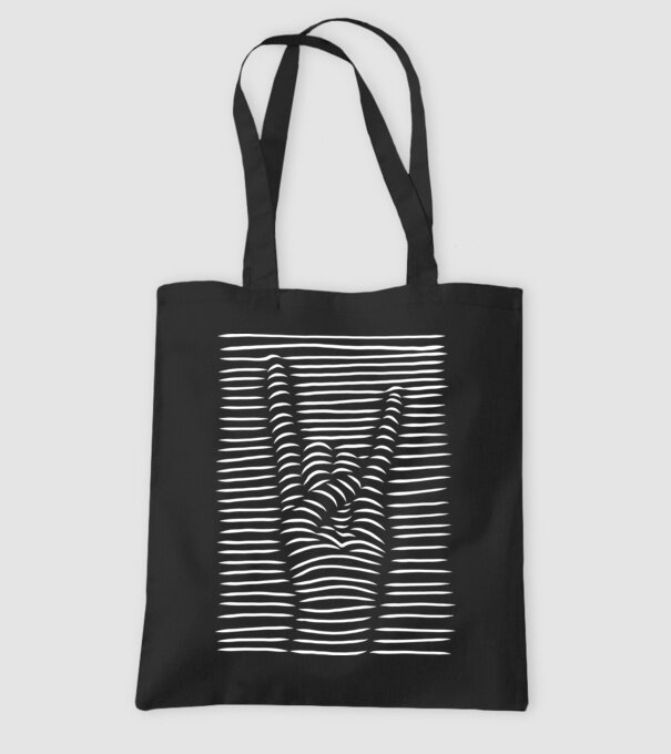 Mână Rocker model negru pe tricou