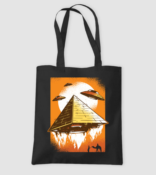 OZN Piramidă Alien model negru pe tricou