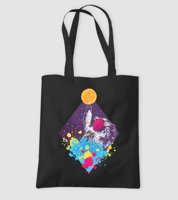Astronaut model negru pe tricou