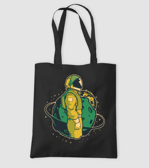 Astronaut model negru pe tricou