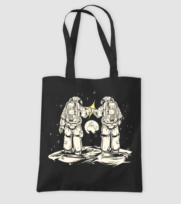 Prieteni Astronaut model negru pe tricou