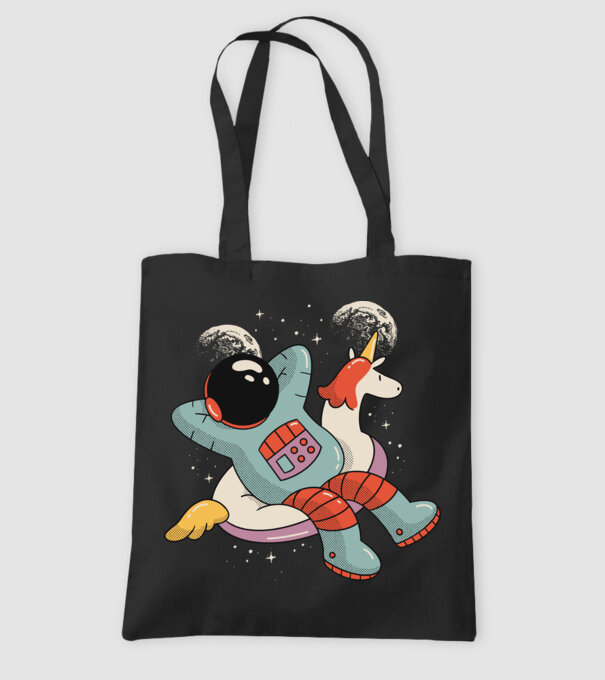 Odihnă Astronaut model negru pe tricou