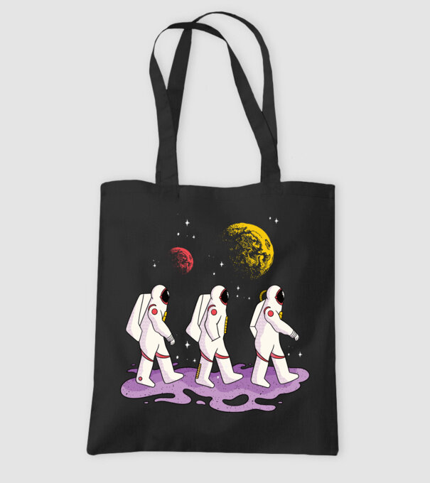 Plimbare Astronaut model negru pe tricou