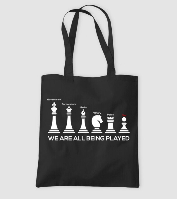 We are all being played model negru pe tricou