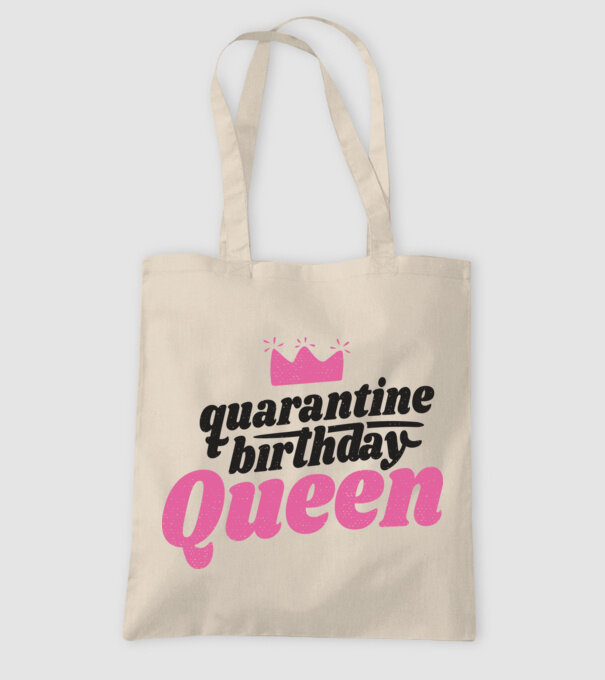 quarantine Queen model nisipiu pe tricou