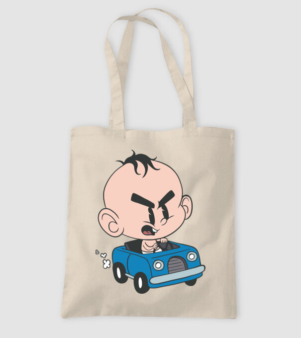 Copilaș cu mașină model nisipiu pe tricou