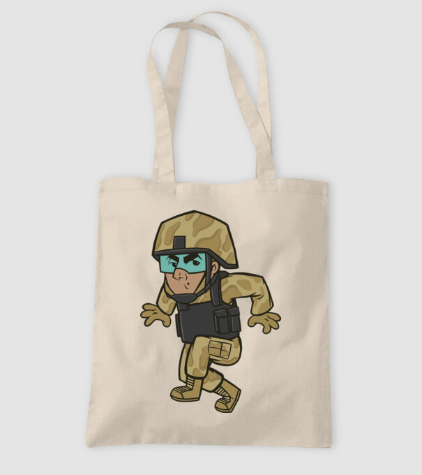 Soldat strecurându-se model nisipiu pe tricou