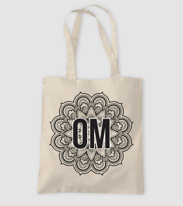 OM Mandala model nisipiu pe tricou