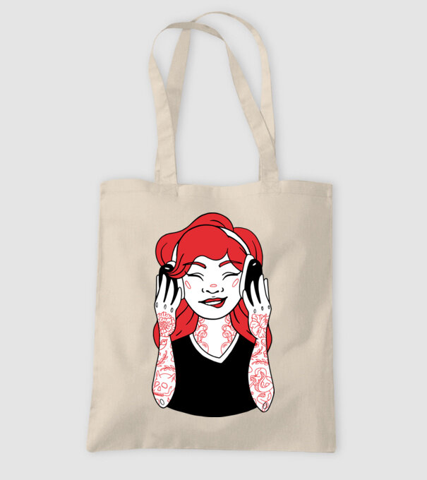 Fată Gamer tatuată model nisipiu pe tricou