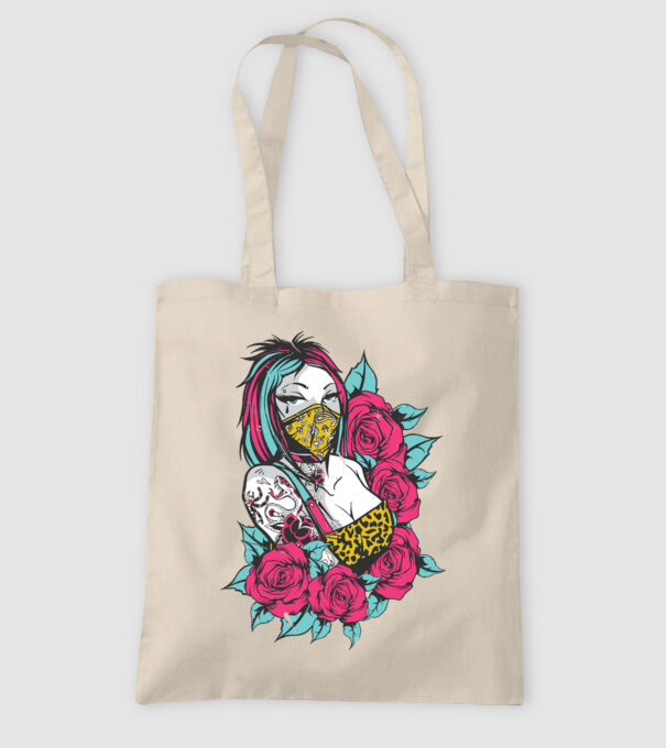 Fată tatuată model nisipiu pe tricou