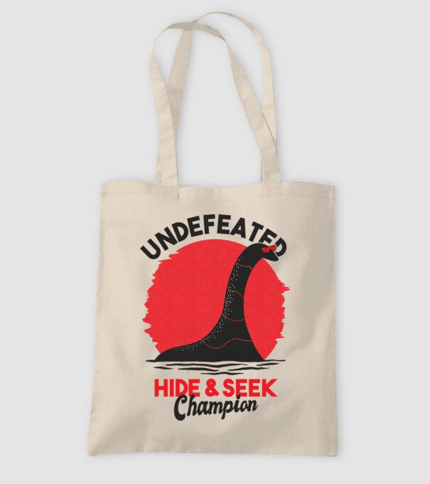 Undefeated Hide & Seek Champion model nisipiu pe tricou