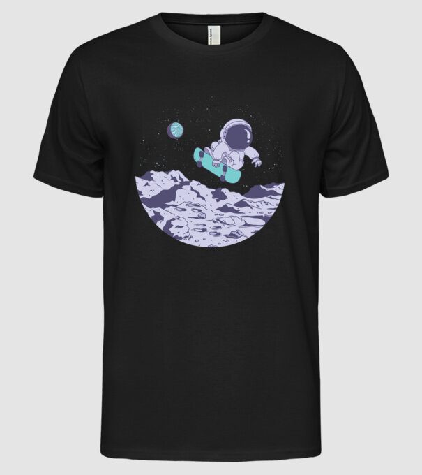 Astronaut Skateboarder model negru pe tricou