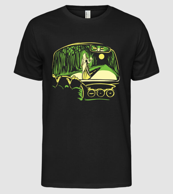 Femeie sperietoare pe drum model negru pe tricou