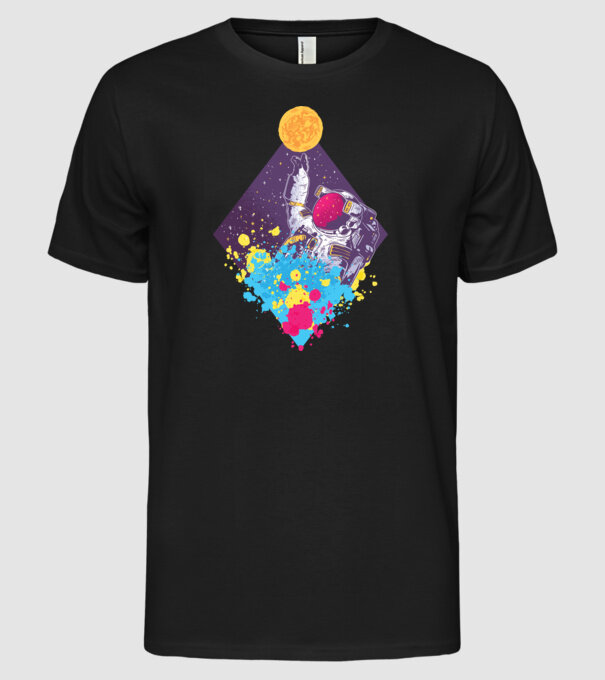 Astronaut model negru pe tricou