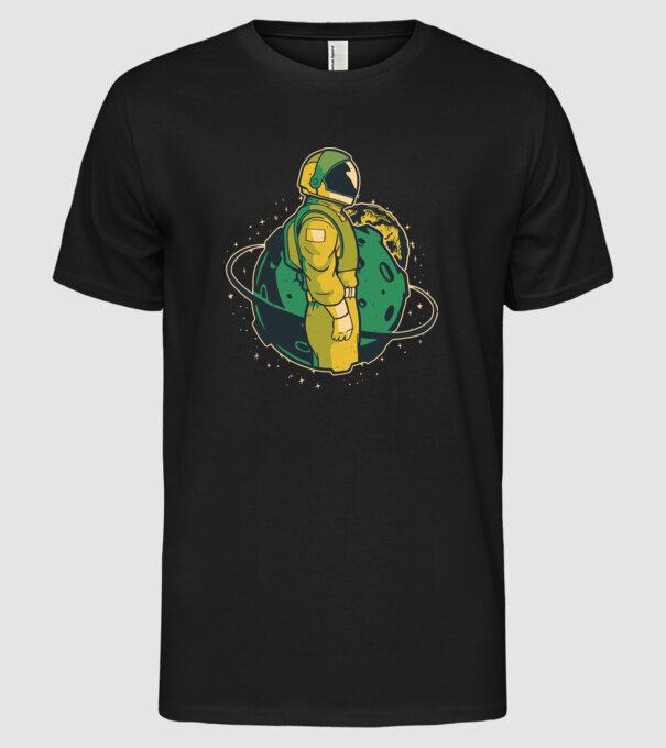 Astronaut model negru pe tricou