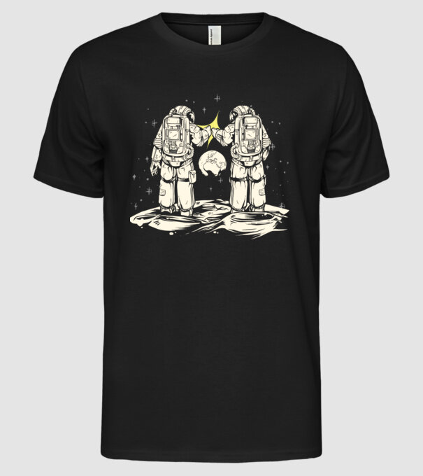 Prieteni Astronaut model negru pe tricou