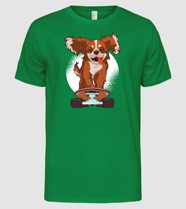 Skateboarding Cavalier King Spaniel model verde pe tricou