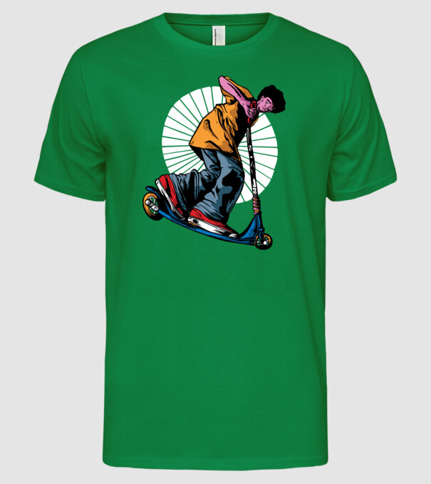 Copil cu trotinetă model verde pe tricou