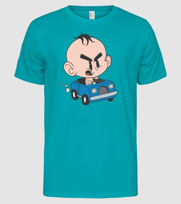 Copilaș cu mașină model turcoaz pe tricou