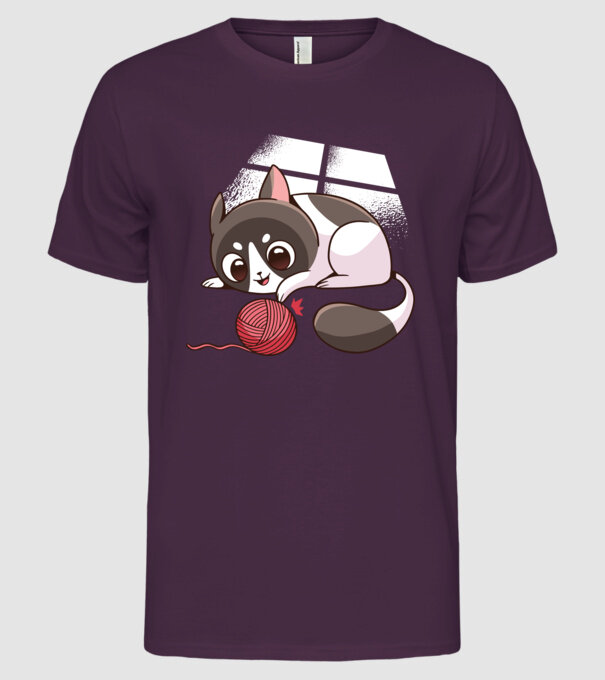 Pisicuță drăguță jucând model mov pe tricou