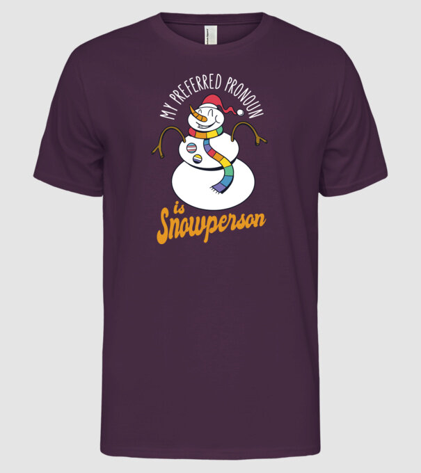 Om de zăpadă model mov pe tricou