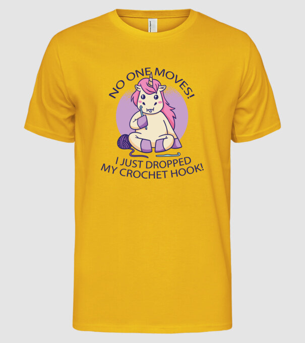Nu mișcă nimeni, mi-a căzut acul de tricotat - Unicorn model galben pe tricou
