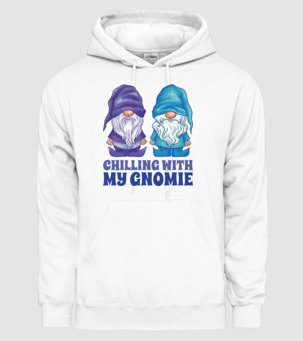 Chilling with my Gnomie model alb pe tricou