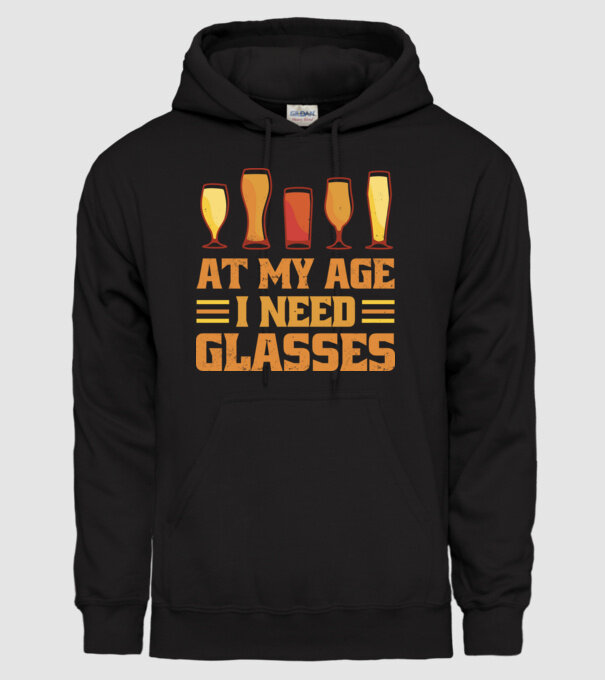 At my age i need glasses model negru pe tricou