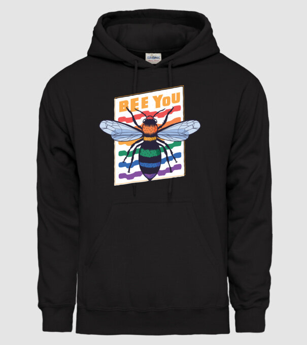 Bee You Pride model negru pe tricou