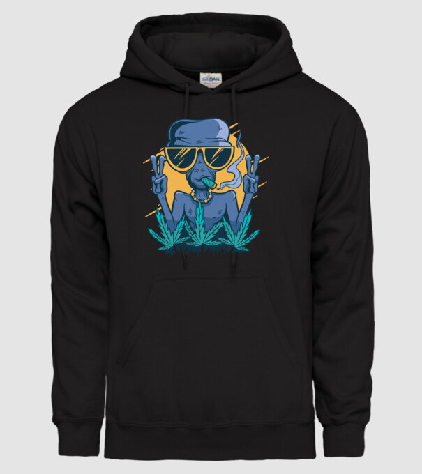 Alien drogat model negru pe tricou