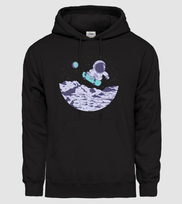 Astronaut Skateboarder model negru pe tricou