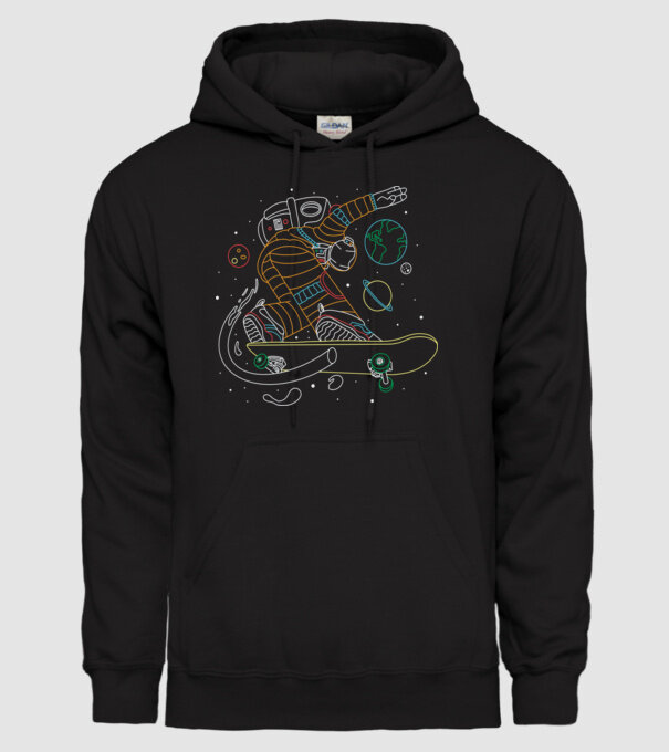 Astronaut Skateboarder model negru pe tricou