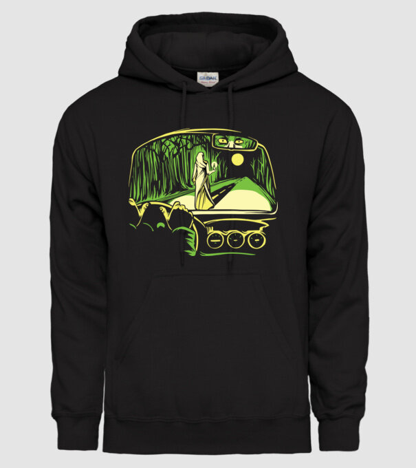 Femeie sperietoare pe drum model negru pe tricou