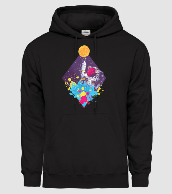 Astronaut model negru pe tricou