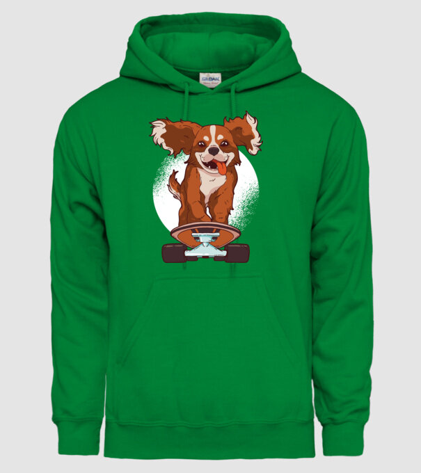 Skateboarding Cavalier King Spaniel model verde pe tricou
